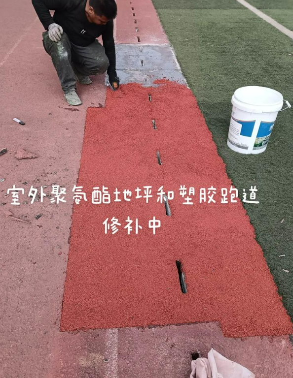 长泰球场地面翻新维修，核心是先诊断破损